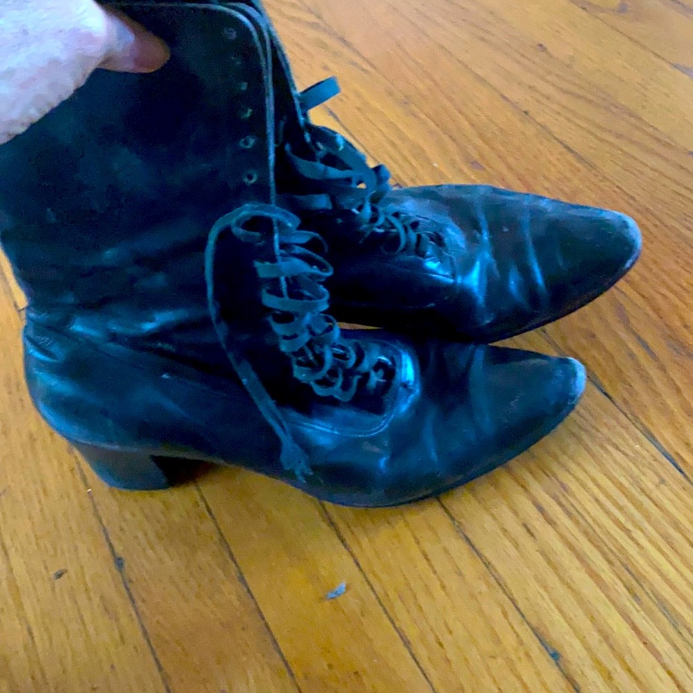 Old school boots with laces!